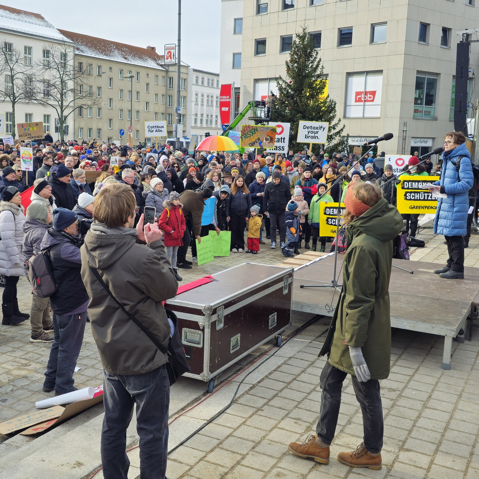 Wehrt euch, leistet Widerstand! Gegen den Faschismus hier im Land.