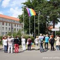 03.07.2017 | Regenbogenflaggenhissung und Ausstellungseröffnung, LASV Cottbus