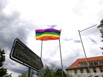13.05.2019 | Regenbogenfahnenhissung und Ausstellungseröffnung am LASV Cottbus