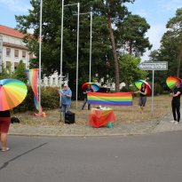15.08.2022 | Regenbogenflaggenhissung und Ausstellungseröffnung am LASV