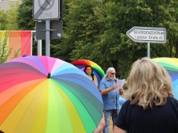 15.08.2022 | Regenbogenflaggenhissung und Ausstellungseröffnung am LASV