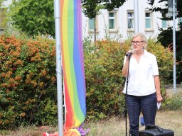 15.08.2022 | Regenbogenflaggenhissung und Ausstellungseröffnung am LASV