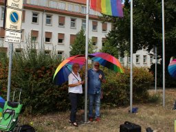 15.08.2022 | Regenbogenflaggenhissung und Ausstellungseröffnung am LASV