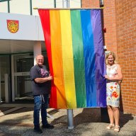 26.06.2023 | Regenbogenflaggenhissung am Rathaus Forst (Lausitz)