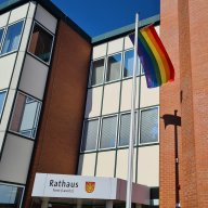 26.06.2023 | Regenbogenflaggenhissung am Rathaus Forst (Lausitz)